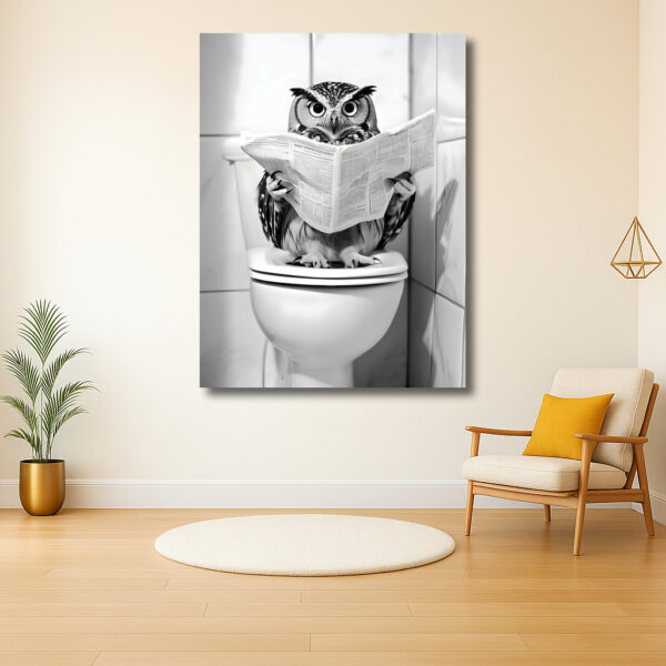 Uil met Krant op Toilet