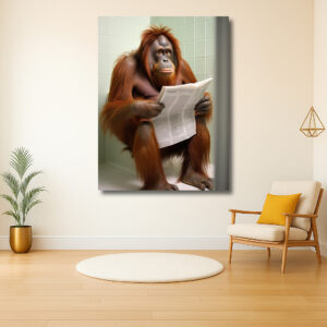 Orang-Oetan met de krant in de badkamer