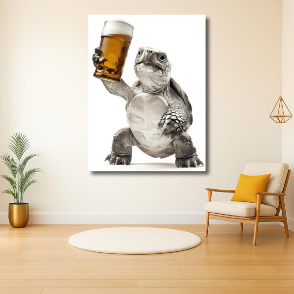 Schildpad met Bierglas in Opgewekte Pose