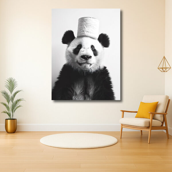 Panda met hoed van toiletpapier