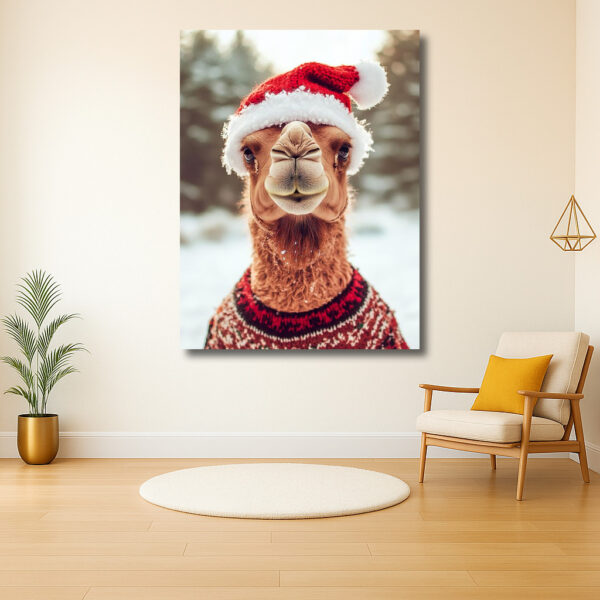 Een feestelijke kameel in een kerstmuts