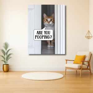 Nieuwsgierige kat bij de deur
