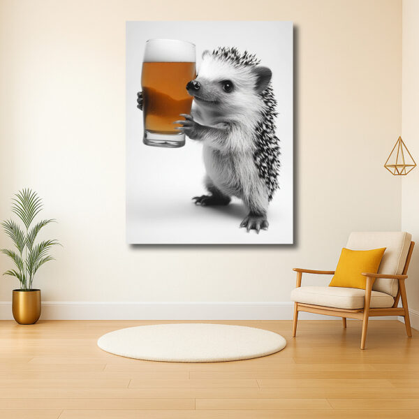 Egel met glas bier in zwart-wit