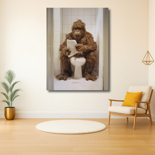 Gorilla leest krant op toilet