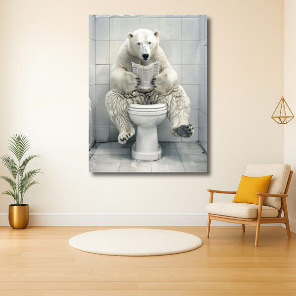 IJsbeer op het toilet met krant