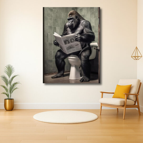 Gorilla leest krant op het toilet
