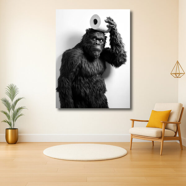 Gorilla met toiletrol op het hoofd