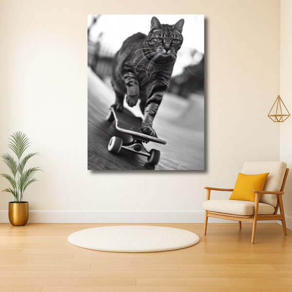 Kat op een skateboard in actie