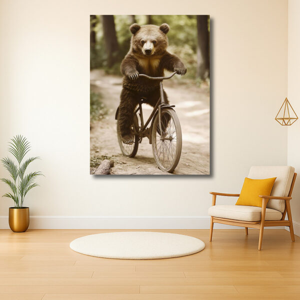 Beertje op de fiets in het bos