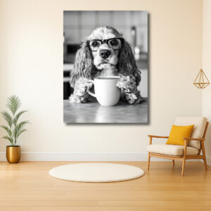 Hond met bril geniet van een warme drank