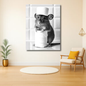 Kleine muis met toiletpapierhoed