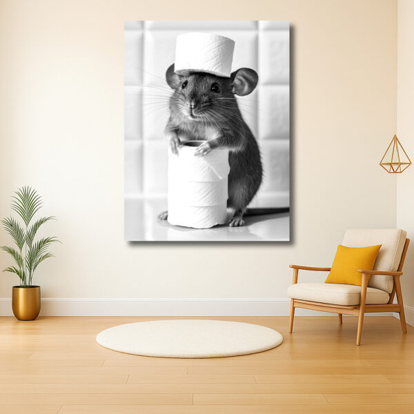 Kleine muis met toiletpapierhoed