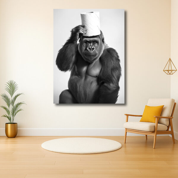 Gorilla met rol toiletpapier op hoofd