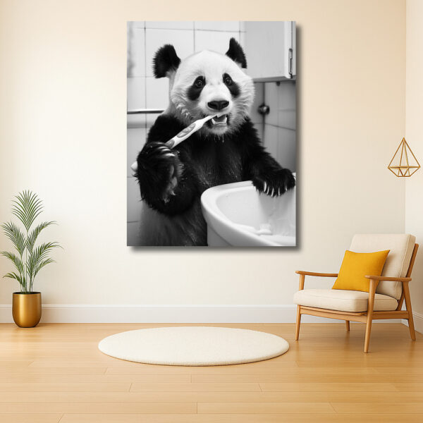 Panda poetst zijn tanden voor de spiegel