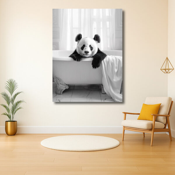 Panda in bad met zijden gordijnen
