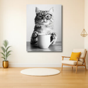 Kat met bril drinkt koffie