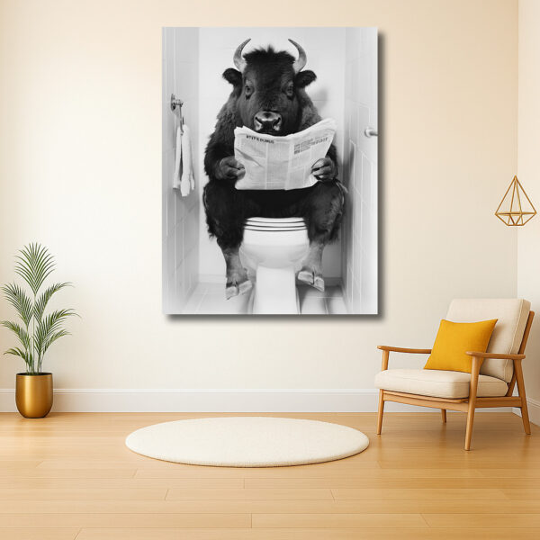 Buffel leest krant op het toilet