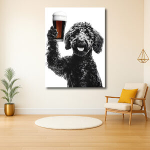 Hond met glas bier in zwart-wit