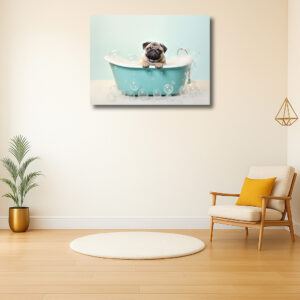 Schattige mopshond in bad met bellen